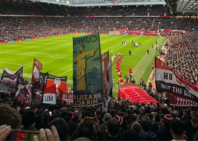 Dieu du Diable Rouge ! 😈Avant le match de Manchester United, les supporters tenaient la version de Cunha du drapeau « Statue de Jésus »