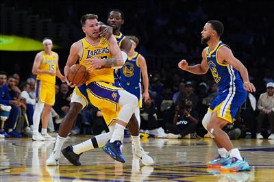 Secouer les épaules pour célébrer le vol de Curry ? Doncic : Non, je ne savais tout simplement pas quoi faire à ce moment-là
