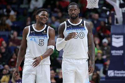 Les Timberwolves ont marqué 10 tirs à trois points dans la mi-temps et ont toujours suivi le mouvement. Edwards et Randall ont totalisé 29 points.