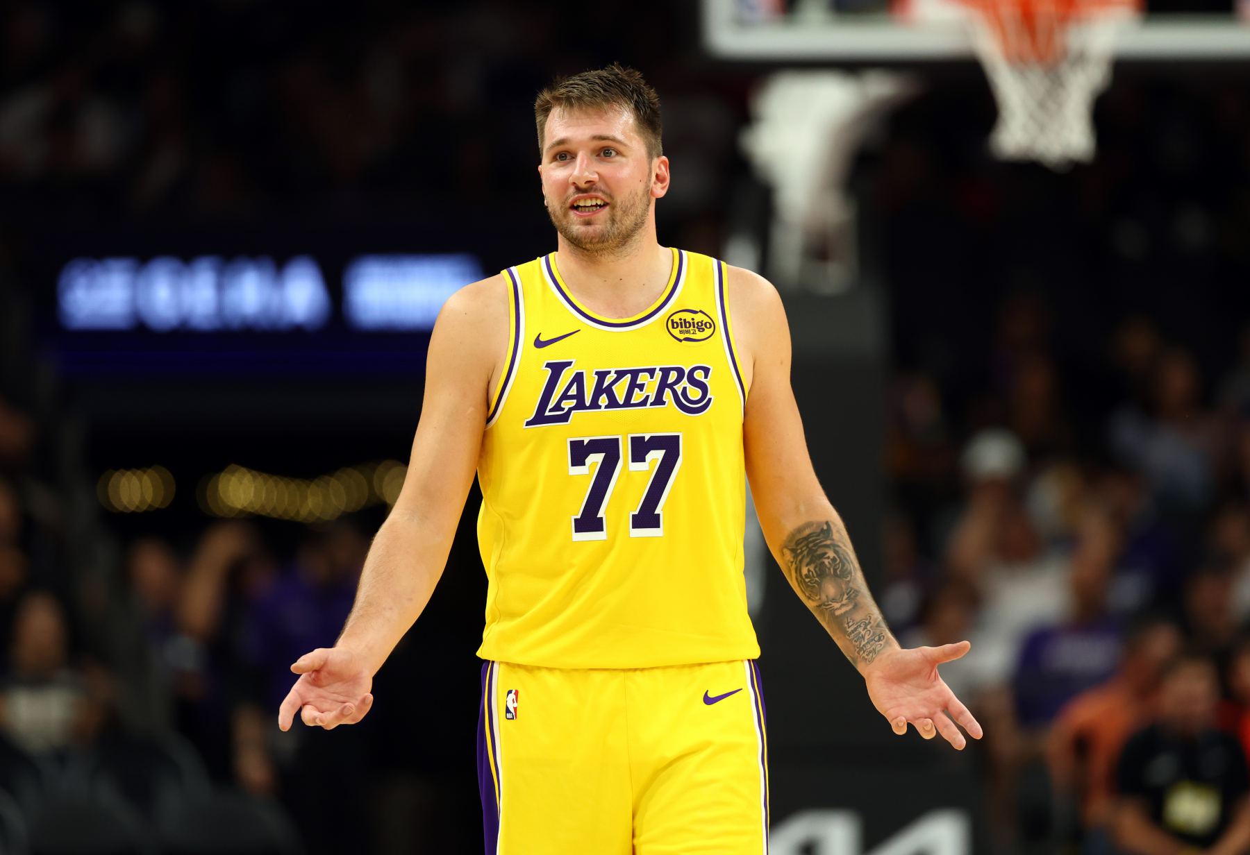 Attaque et défense intégrées ! Doncic a récolté 22 points, 6 rebonds, 7 passes décisives, 3 interceptions et 2 blocs à la mi-temps.