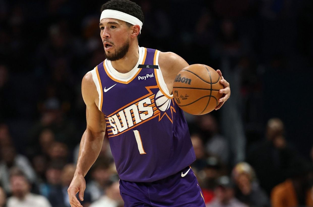 Booker a marqué plus de 30 points à six reprises lors des huit premiers matchs de la saison, établissant ainsi un record des Suns.