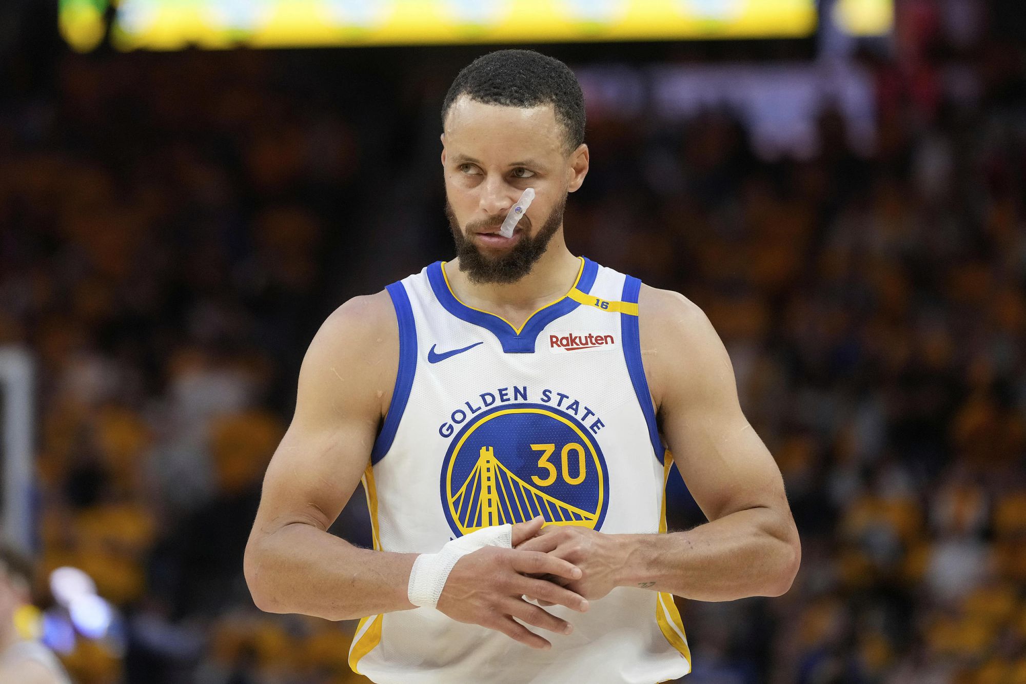 Curry a marqué 12 points à la mi-temps, Booker a marqué 17 points et les Warriors ont mené la compétition aux points.