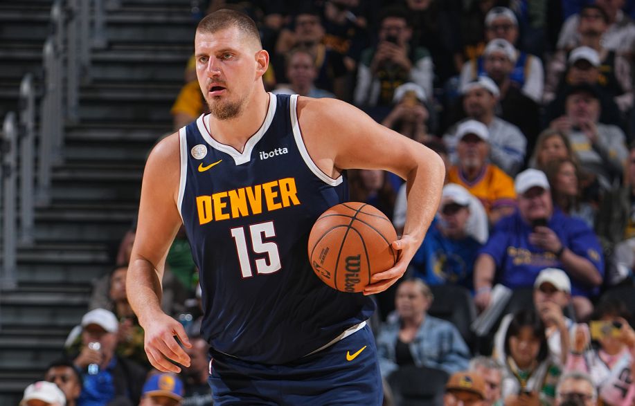 Jokic a marqué 33 points en 19 minutes, et les Nuggets avaient encore 5 points de retard sur les Clippers à la mi-temps.