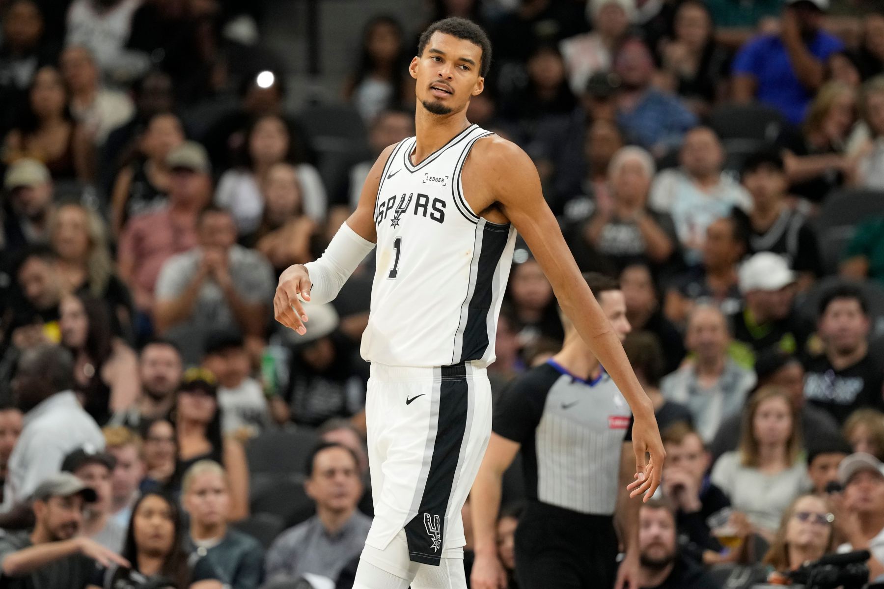 Bunyama a contribué un triple-double et commis 8 erreurs. La séquence de 3 victoires consécutives des Spurs a pris fin.