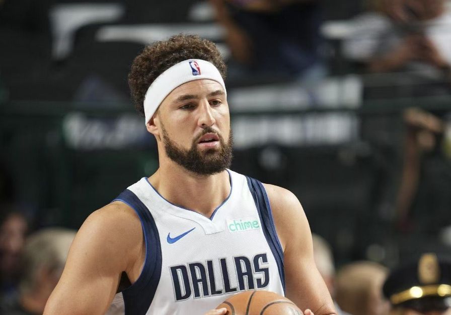 TA : Les Lakers voulaient signer Klay pour 80 millions de dollars en quatre ans, mais ce dernier a accepté une réduction de salaire pour signer les Mavericks afin de faire équipe avec Luka.