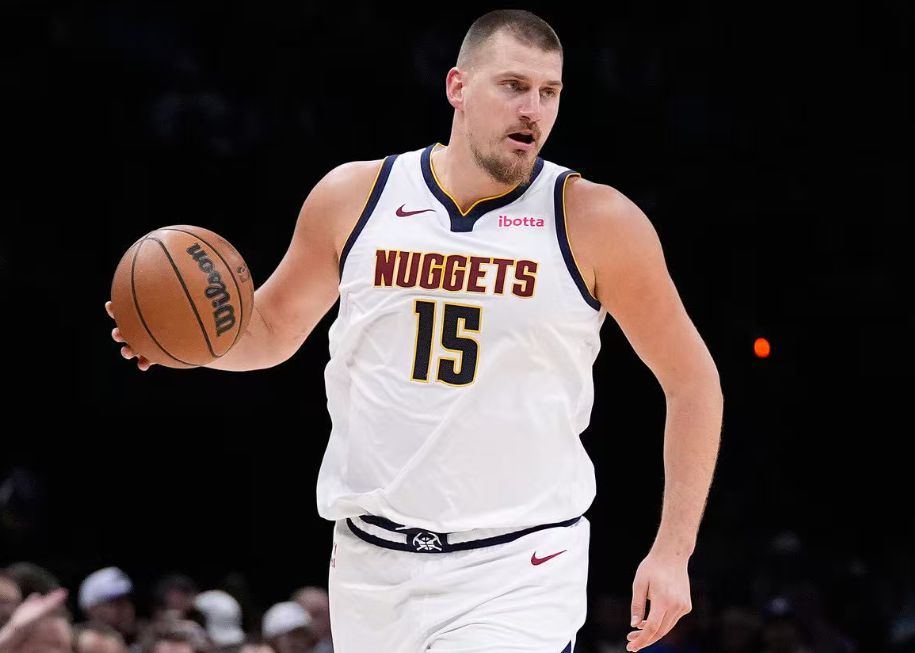 Efficace! Jokic a réalisé 16 des 19 tirs et a marqué 35+15+7, menant l'équipe à 5 victoires consécutives.
