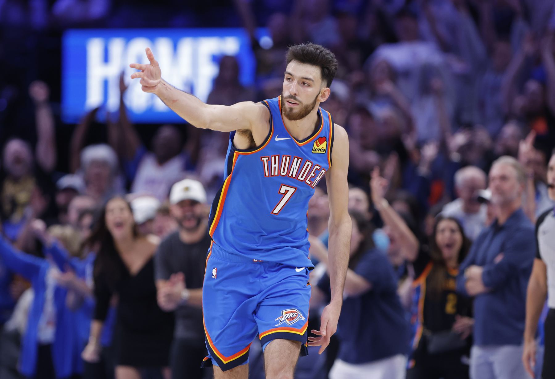 L'efficacité n'est que inférieure à celle de Jokic ! Le pourcentage de tir de Chet pendant la saison est proche de 60% et son pourcentage de tir réel est de 72%.