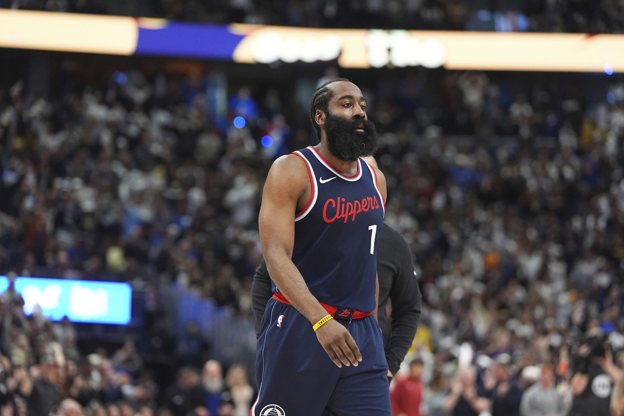Le premier quart-temps s'est joué pendant 12 minutes ! Harden a marqué 10 points, 3 rebonds et 4 passes décisives sur 3 tirs sur 6.