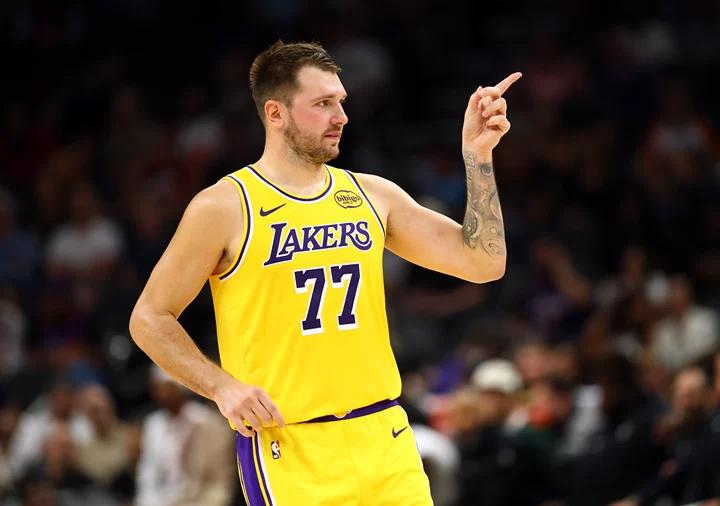 Le statut compétitif s’améliore! Doncic a marqué 20 points et 9 passes décisives à la mi-temps pour mener l'équipe avec 13 points.