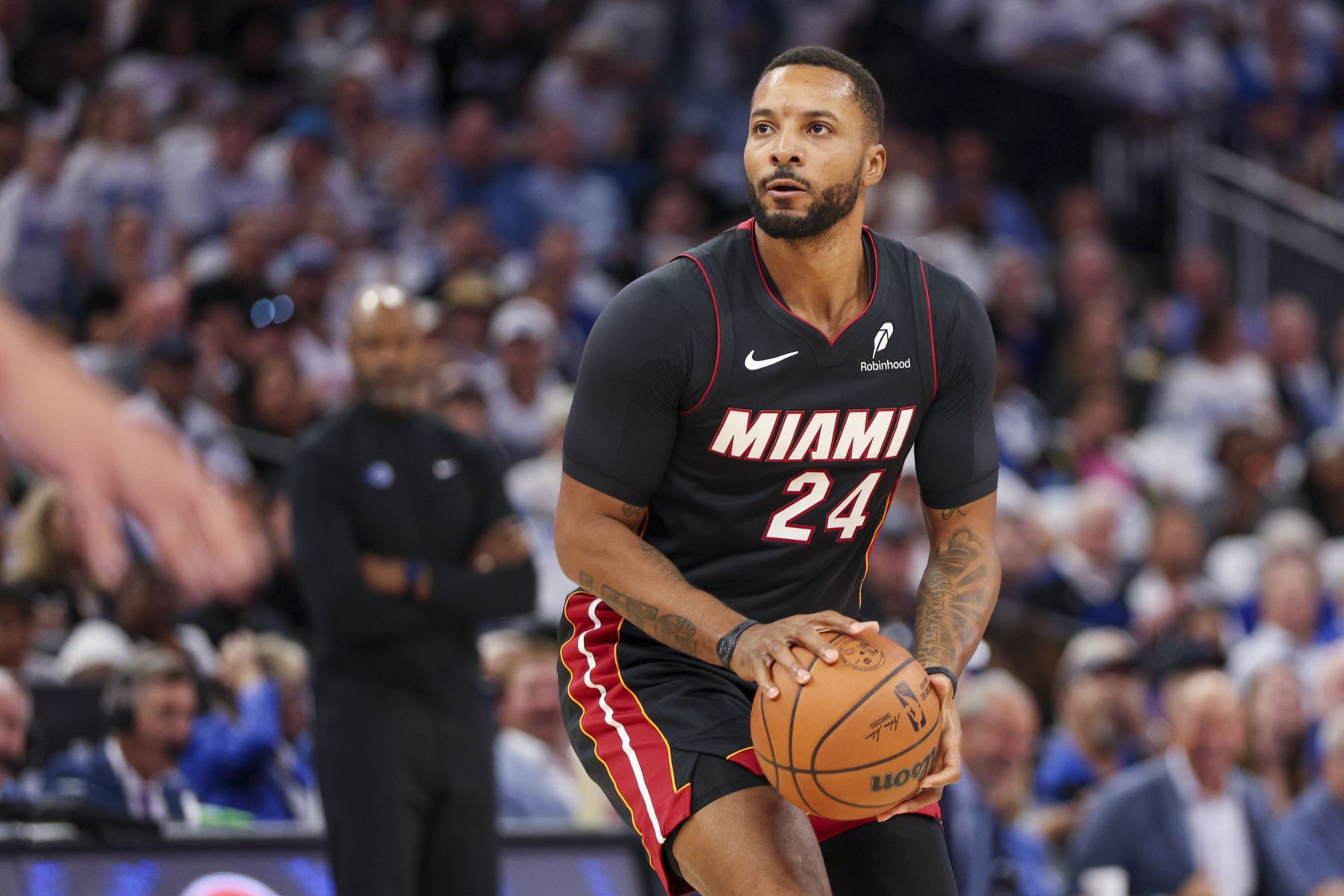 Powell a marqué 15 points et Ware a marqué 13 points. Les deux ont marqué 28 points en un demi-match.